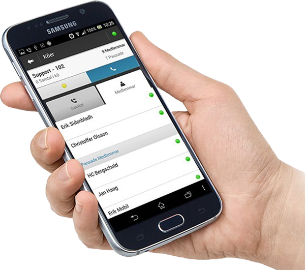 En hand håller i en mobiltelefon